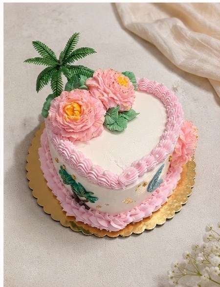 White heart cake with peonies and palm tree