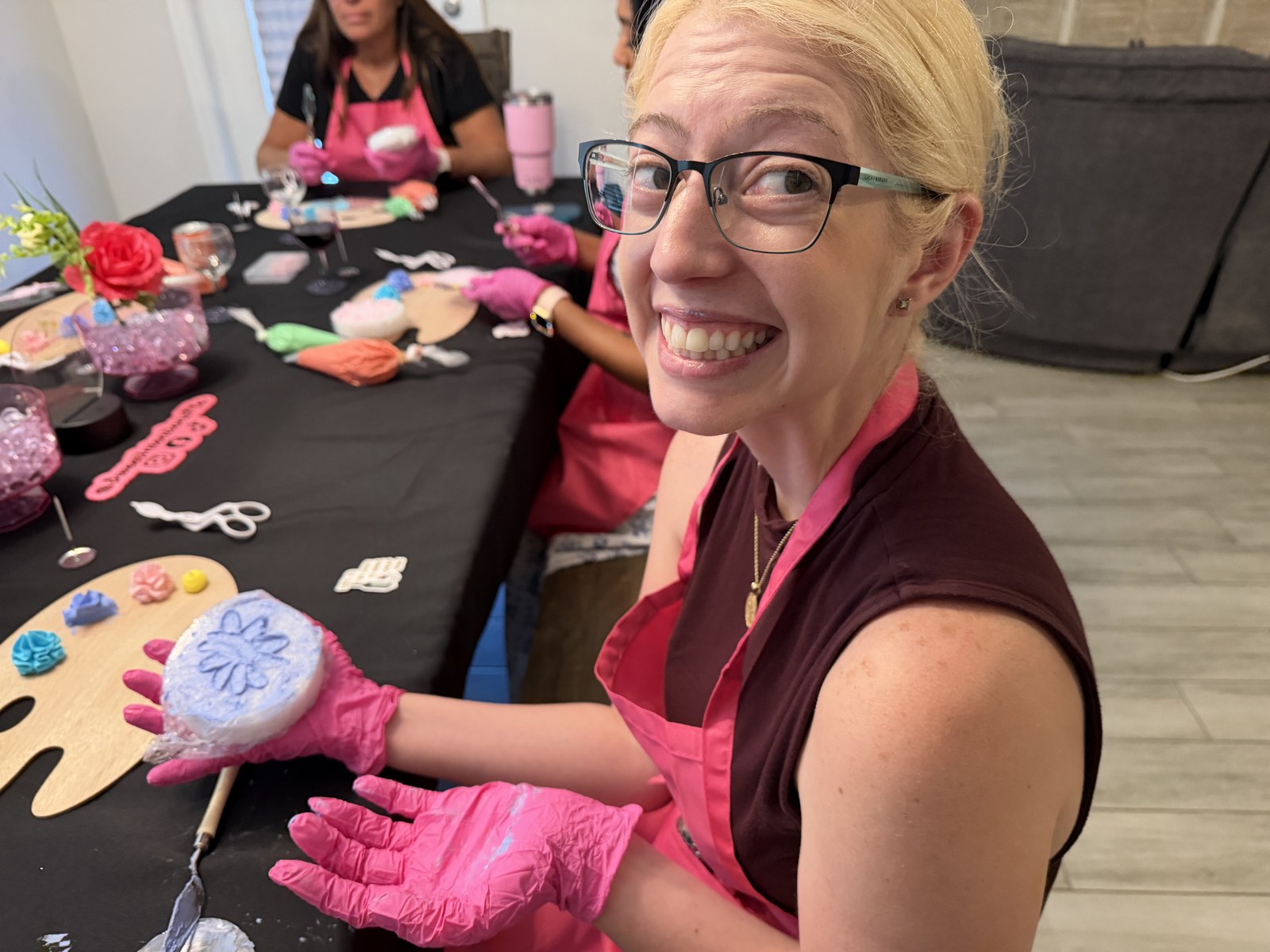 Workshop smile — pink apron, blue flower cookie